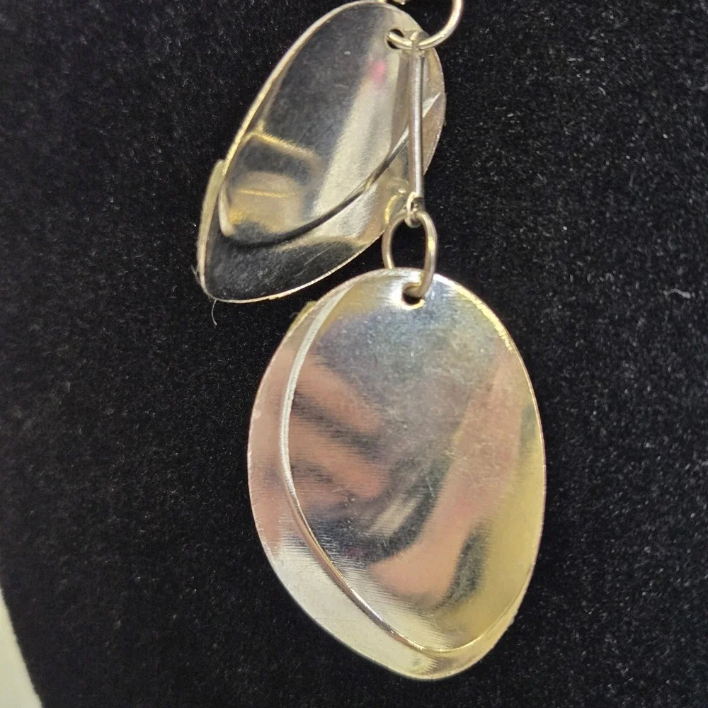 Silver Tone Glitter Overlapping Oval Pendant‎ Necklace, 19